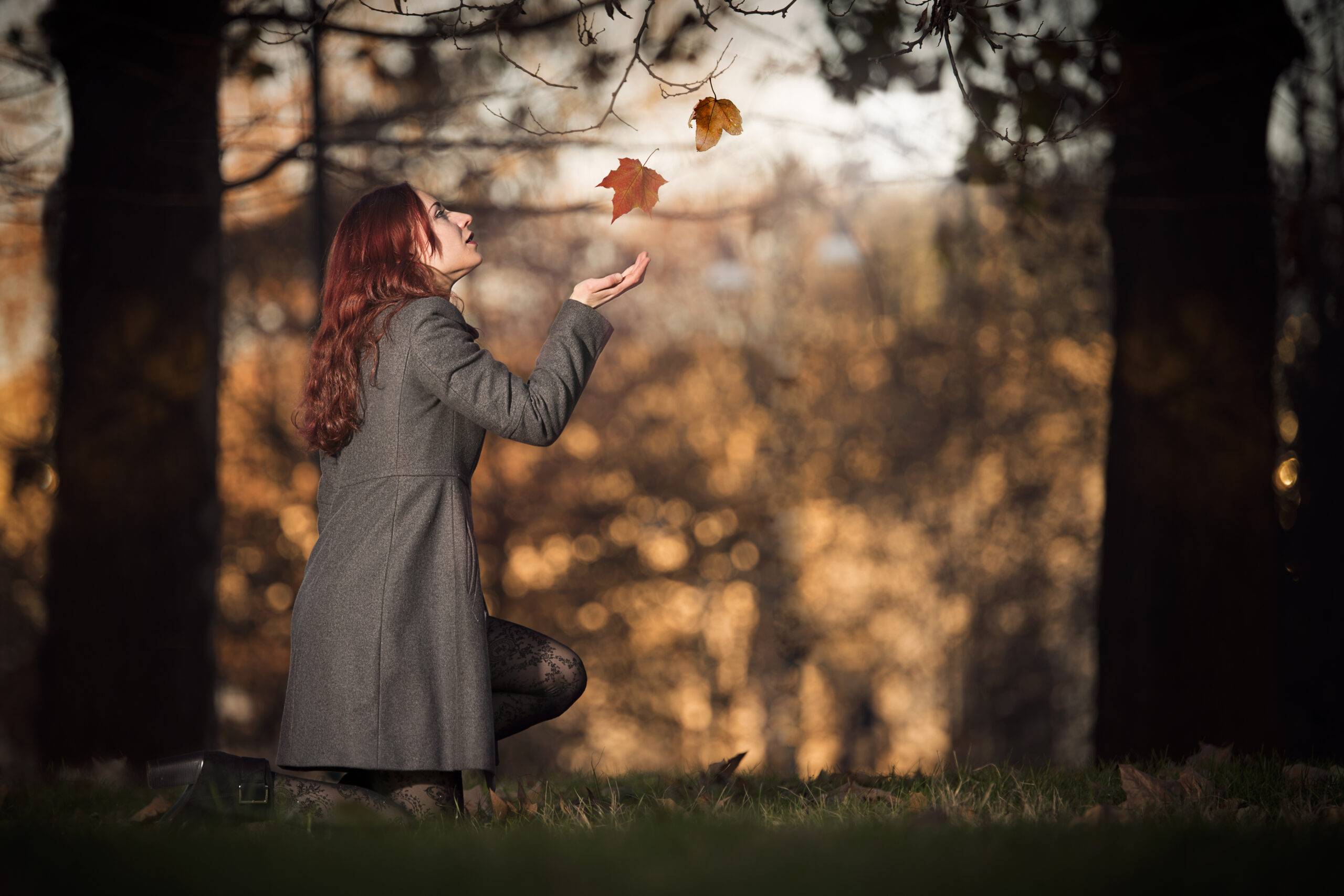 Ragazza con foglia autunnale