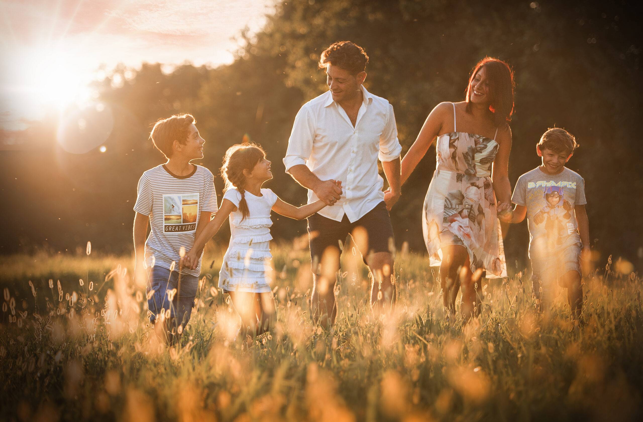 Famiglia felice al tramonto